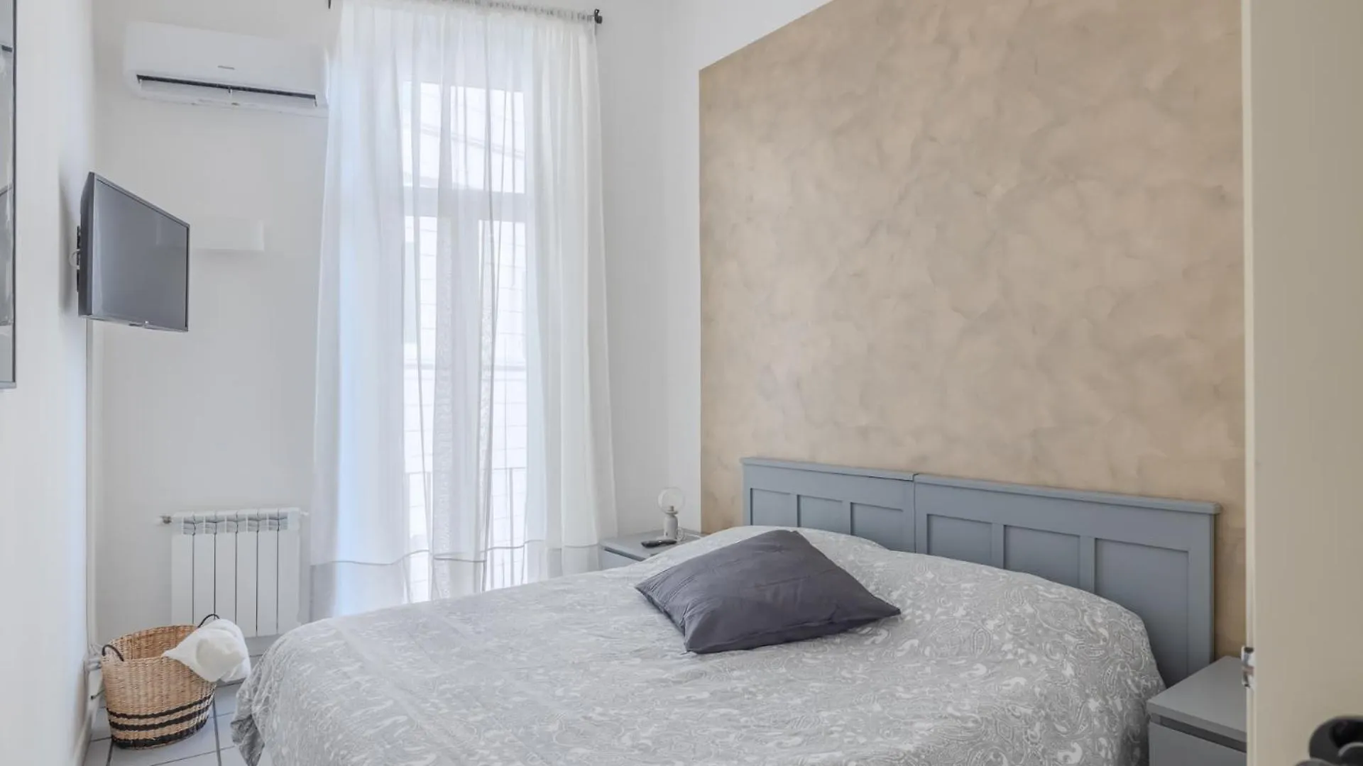 Apartment Vibrant Trastevere 2 Bedrooms On Via Del Moro Rome