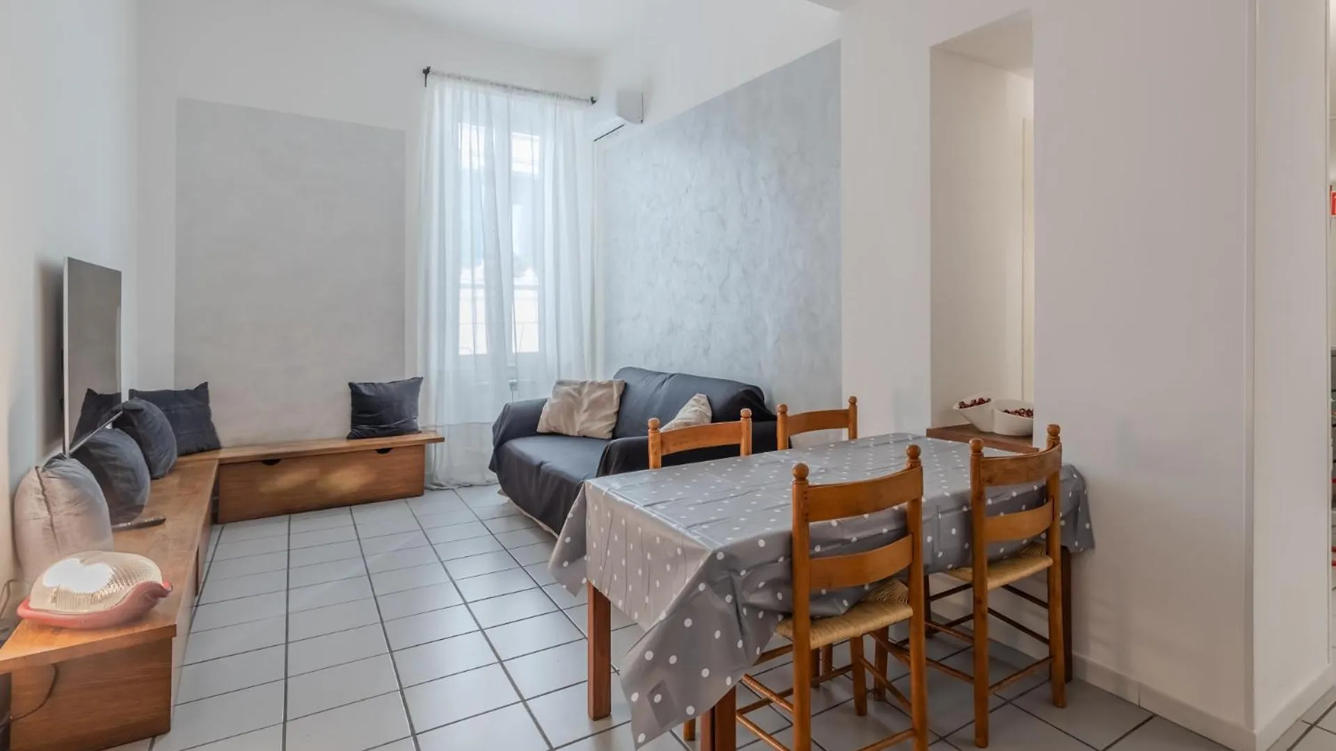 Apartment Vibrant Trastevere 2 Bedrooms On Via Del Moro Rome Italy